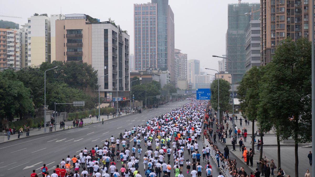 Kuriozita na pekingském půlmaratonu: Běžci zpomalili, aby vyhrál domácí závodník